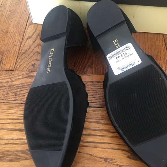 Black flats with pretty scallop edges - Picture 2 of 3